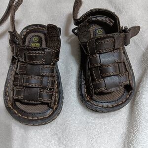Boys, kids children.  Brown Sandals. Size 4. Fade glory.